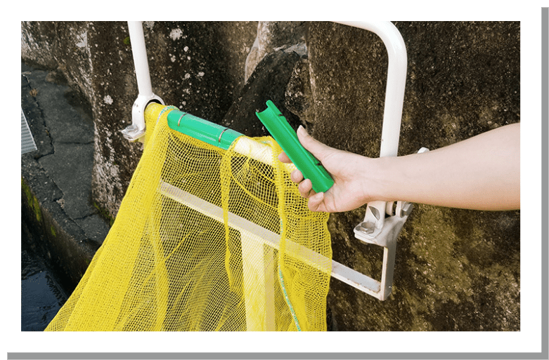 パイプとネットを押さえ部品で挟み込む