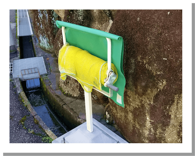 ネットをグリップを右回しで巻き込む02